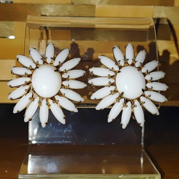 Napier White Enamel Daisy Clip On Earrings Vintage Floral Gold Tone Retro - Picture 10 of 11